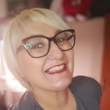 Tre mesi fa pensavo di aver chiuso un ciclo e invece eccomi qua. Di nuovo.  Lo smalto l'ho tolto, i capelli li ho legati, le calze anti trombo (in  tutti i sensi)