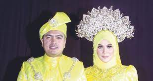 Beliau mula dikenali ramai menerusi drama sayangku kapten mukhriz yang disiarkan di tv3. Suami Keutamaan Niena