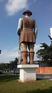 A estátua do borba gato é um monumento em homenagem ao bandeirante borba gato. File Borba Gato Estatua Em Santo Amaro Sao Paulo De Atras Jpg Wikimedia Commons