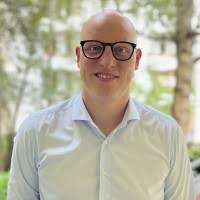 700+ profilů „Behring“