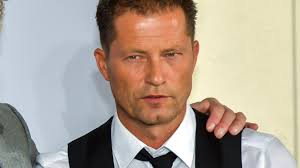 Er ist immer für sie da, auch wenn er manchmal was durcheinanderbringt. Til Schweigers Honig Im Kopf Floppt In Den Usa