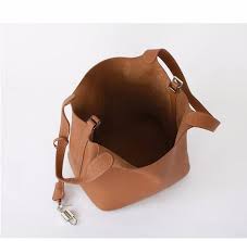 Mais aussi la sangle en coton qui j'adore les couleurs et les contrastes, mais cette fois je suis restée dans une harmonie chocolatée pour faire un sac qui allait s'harmoniser avec. Sac Seau En Cuir Ethnikolors