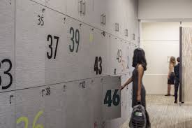 Employee Lockers Modern Workplace Goodman Birtcher Corporate Headquarters Irvine California Interio Interior De Gimnasio Diseno De Gimnasio Oficinas