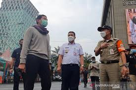 Masyarakat yang tinggal di zona merah dan oranye tidak boleh keluar rumah di akhir pekan, kata. Riza Patria Dki Tunggu Pusat Soal Usulan Lockdown Akhir Pekan Antara News