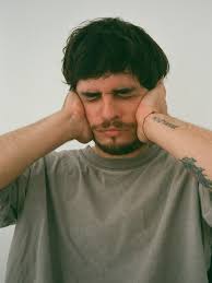 Nos toca cerrar el año, con nueva música. “Sombras de nuestro sol”. Una  canción que sigue con el hilo de lo que fue “costado del ayer”. Dándole el  cierre a una etapa