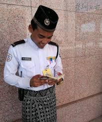 Safe shield security sdn bhd. Siapa Sangka Pengawal Keselamatan Ni Boleh Bertutur 7 Bahasa Siapa Dia Wanista Com