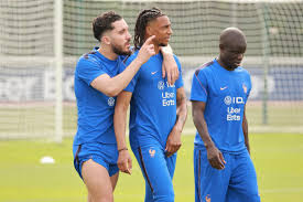 Coupe du monde 2026 : quand Michael Olise conduit Rayan Cherki à l'entraînement des Bleus à bord d'une voiturette de jardinage