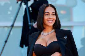 Georgina rodriguez, freundin von cristiano ronaldo, verrät details aus ihrem gemeinsamen leben. Besuch Beim Weihnachtsmann Cristiano Ronaldo Georgina Rodriguez Macht Den Kids Eine Xmas Freude