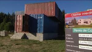 A Saint Laurent Des Arbres Gard Julie Et Loic Ont Opte Pour L 39 Assemblage D 39 Anciens Containers En Guis Maison Container Maisons De Retraite Container