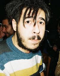 20yearschallenge için birçok fotoğraf arasında kaldım ama yirmilerime damga  vurmuş farklı rasta dönemlerim dışında bir seçim çok doğru görünmedi. 2013  başında, o sıralar demirbaşı olduğumuz Peyote terasta boş bulunduğum bir  anda yüzümde