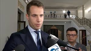 Jak mogliśmy się kilka razy przekonać, wielu młodszych lub mniej obeznanych z historią polaków, tyle razy słysząc tę manipulancką zbitkę. Czarno Na Bialym Kariera Stanislawa Piotrowicza Tvn24