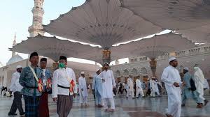 Umroh.com — masjid nabawi adalah salah satu masjid yang didirikan oleh rasulullah muhammad saw. Cuaca Di Madinah Terik Jemaah Haji Diimbau Pakai Alat Pelindung Diri Haji Liputan6 Com