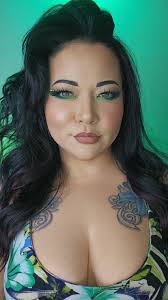 Kari Kay's Instagram, Twitter & Facebook