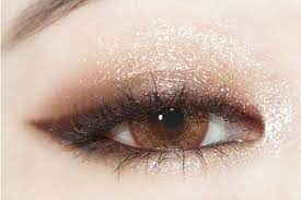 オラニャンから ニャン を排除 イカつさ上等 目尻強調メイクでかっこいい女性になる mery メリー アジアンメイク 猫目メイク すっぴん風メイク