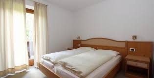 Caratteristico, raffinato, ideale per una vacanza dal sapore rustico, ma nello stesso tempo moderno, punto d'incontro tra tradizione e comodità all'avanguardia. La Villa Alta Badia Appartamenti Bruscia Appartamenti La Villa Alta Badia Val Badia Dolomiti Alto Adige Sudtirol