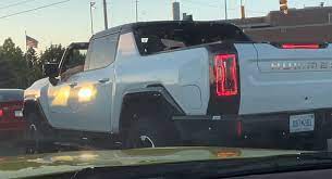 Feel the power of silence with the first of its breed hummer ev electric truck. 2022 Gmc Hummer Ev Looks Absolutely Massive Driving In Traffic Carscoops