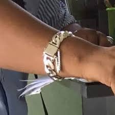 Perkara pemakaian gelang bagi kaum lelaki ini pada dasarnya tidak selari dengan apa yang telah ditetapkan dalam hukum syara. Hukum Lelaki Pakai Gelang