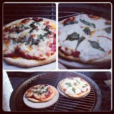 mini pizzas on the big green egg big green egg recipes green egg mini green egg recipes