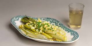 Les Poireaux Mimosa La Recette De Delphine Brunet Poireaux Poireaux Vinaigrette Idee Recette