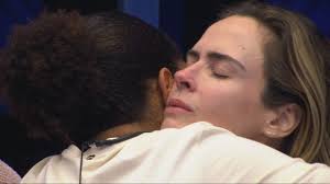 Brunna Gonçalves e Linn da Quebrada se abraçam emocionadas em momento íntimo no BBB 22.
