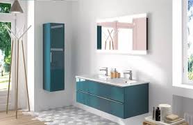 La salle de bains est à la fois spa privé et antichambre commune. La Couleur Bleue Dans La Salle De Bains Espace Aubade