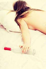 Drunk Junge Frau Oben Ohne Auf Dem Bett Mit Flasche Wodka In Der Hand  Schlafen. Isoliert Auf Weiß Lizenzfreie Fotos, Bilder und Stock Fotografie.  Image 63178950.