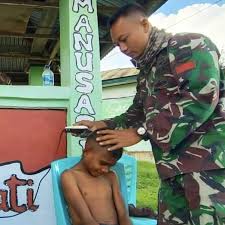 Model rambut jenis undercut ini sudah sangat populer di indonesia dari kalangan pria dewasa hingga remaja. Tni Ad On Twitter Budayakan Rapi Satgas Yonif 132 Pangkas Rambut Anak Perbatasan Ri Rdtl Https T Co C7nx0guyii Tniadmengabdidanmembangunbersamarakyat Https T Co Vjo5rppm7g