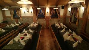 Die Anordnung Der Tische In Diesem Gasthaus Gefallt Mir Sehr Gut Es Sieht Sehr Organisiert Aus Und Die Leute Konnen Sic Gasthaus Wildschweinbraten Grillteller