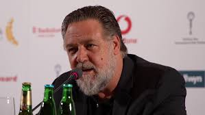 Nemali sa o tom vo filme zmieňovať: Russella Crowea sme museli vypípať