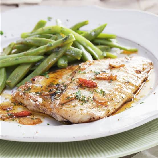 Filete de dorada con refrito de ajo y judías verdes, la receta fácil y rápida