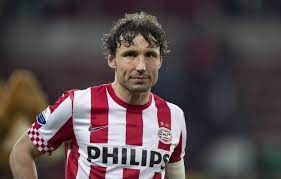 Mark van bommel is a midfielder and is 6'2 and weighs 187 pounds. Mark Van Bommel Imdb