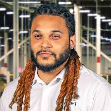 Five years to the day with Amazon and I finally have the coveted gold  badge! I clearly remember the first time I walked into MEM1 as a new,  somewhat bewildered Area Manager,