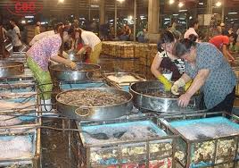 Đây được xem là chợ đầu mối có quy mô lớn nhất việt nam hiện nay, với tổng diện tích là 65 ha, gồm 7 nhà lồng. Chá»£ Ä'áº§u Má»'i Nstp Binh Ä'iá»n Mo Hinh Chá»£ VÄƒn Minh ThÆ°Æ¡ng Máº¡i Admicro