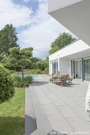 Im Sonnenschein Gemutlich Mit Freunden Auf Der Terrasse Sitzen Udn Selbstgemachtes Essen Geniessen D Gartengestaltung Terassenideen Hinterhof Terrassen Designs