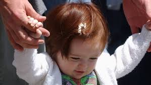She has red hair and green eyes. Julianne Moore S Daughter Has Grown Up To Be Her Twin