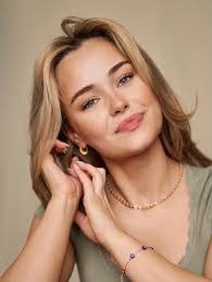 Hannah Howland's Instagram, Twitter & Facebook