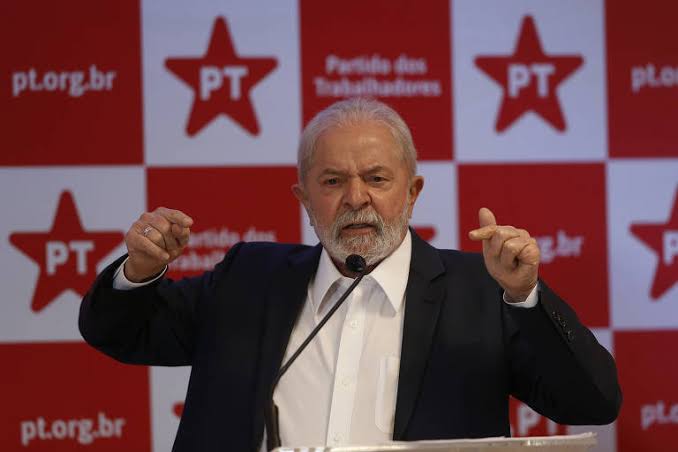Lula prevê 1º turno isolado à esquerda e aposta em aliados só no 2º - 14/10/2021 - Poder - Folha