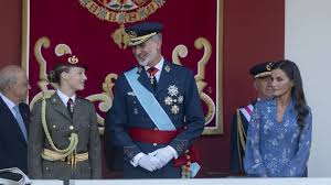 Los reyes Felipe y Letizia, acompañados de Leonor, presiden el desfile del Día de la Hispanidad