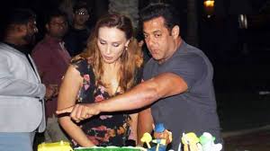 Salman khan की lady love iulia vantur ने किया उनके गानों पर perform | umang awards 2017. Salman Khan With Iulia Vantur At Ahil S Birthday In Abhi Dhabi New Photo Goes Viral Youtube