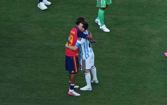 🚨 𝗡𝗘𝗪: Lamine Yamal went to CONSOLE Leo Messi after the game.