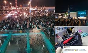 Closing times when nearest shop is open and closed on weekdays, weekends, holidays, late night and sunday shopping. Hordes Of Shoppers Queue Outside Primark During 24 Hour Opening Daily Mail Online