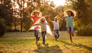Aunque algunos de los siguientes juegos son parecidos a los juegos españoles, me ha parecido fundamental incluirlos para aprendernos sus nombres también en inglés. La Importancia Del Juego Al Aire Libre Juguetes Y Juegos