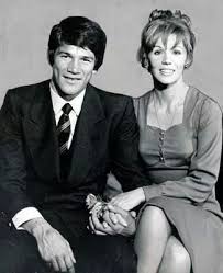 Minutos después en la serie, un nuevo flashback la muestra a giménez repleta de hematomas, recostada adolorida en la cama y siendo atendida por un médico, por lo que. Carlos Monzon Y Susana Gimenez La Mary Susana Gimenez Susana Monzon