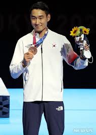 작년부터는 주식 유튜브 채널 '슈퍼개미 김정환'을 만들어 주린이 (주식+어린이)들에게 주식에 대한 기초 정보부터 멘탈 관리까지 투자 노하우를 전수하고 있다. A Hkhlh Klxjxm