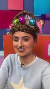 Is cúis bróid dúinn gur craoladh an 200ú clár de Nuacht Cúla4 le deireanaí  🎉 Seo cúpla 'buaicphointe' le ceiliúradh a dhéanamh ar thuairisceoirí  iontacha s'againne! 🌎🎥🧡