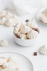 Mint Chocolate Meringue Kisses Are A Quick And Delghtful Treat To Make With Just A Few Ingredients Requir Chocolate Meringue Mint Chocolate Dessert Photography