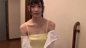 かわいい日本人ティーンが固い乳首で男をオンにする