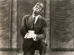 En qualité 1080p ou 720p, nous espérons que voir le chanteur de jazz vous fera passer un bon moment devant votre écran d'ordinateur. The Jazz Singer Wikipedia