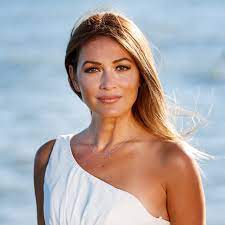 A devenit celebră după rolurile din filmele miss litoral și a doua cădere a. Anca Turcasiu Photos Facebook