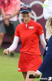 언니는 끌고, 동생은 밀고. '자매골퍼 파워'다. Qw Rmwcvhdq5ym